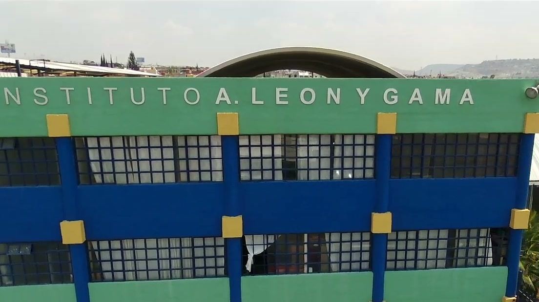 Fachada del Instituto Antonio León y Gama: edificio azul y verde con detalles amarillos y el letrero del instituto.